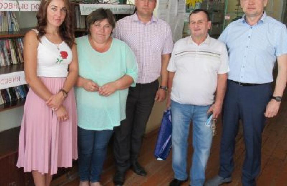 Депутат подарил книги библиотеке Кочковского района