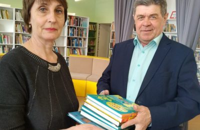 Кочковские единороссы подарили книги библиотеке