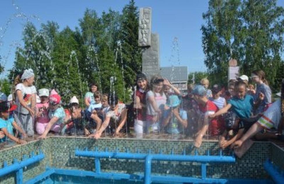 Открытием фонтана началось лето в Кочковском районе