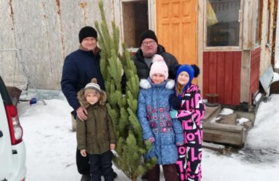 Елки доставлены в многодетные семьи Кочковского района