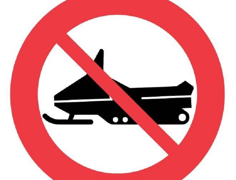 Знак машина и мотоцикл перечеркнутый. Табличка движение снегоходов запрещено. Знак снегоход запрещен. Кататься запрещено. Запрещающие знаки.