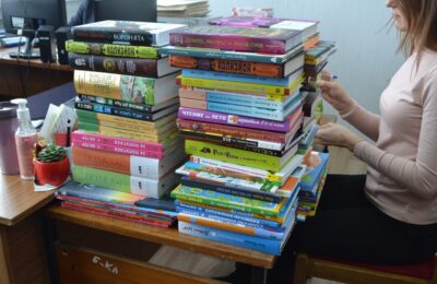 Почти 400 новых книг закупили в Кочковскую детскую библиотеку