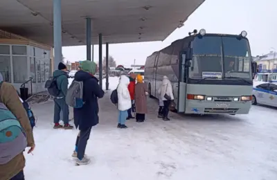 Сотрудники Госавтоинспекции Карасука оказали помощь пассажирам сломавшегося в мороз автобуса