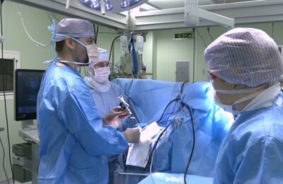 В Центре Мешалкина во время операции пациент рассказывал о Камчатке