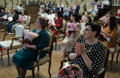 Знаки отличия «За материнскую доблесть» вручены 15 многодетным матерям Новосибирской области