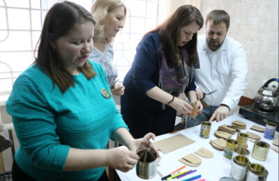 В центре занятости населения города Новосибирска открылась мастерская по плетению маскировочных сетей