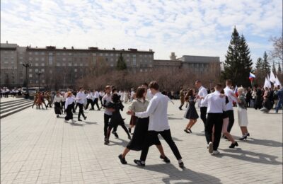 Новосибирские студенты станцевали вальс Победы в центре города