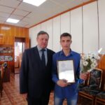 Глава Кочковского района вручил жилищный сертификат