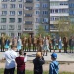 Жители региона вместе с соседями спели в своих дворах «Катюшу»