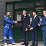 Андрей Травников вручил бригадам скорой помощи ключи от новых автомобилей