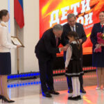 В Новосибирской области наградили школьницу за личное мужество в экстремальных ситуациях