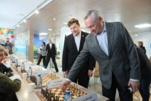 В Новосибирске губернатор Андрей Травников открыл новый шахматный клуб