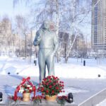 Новосибирцы возложили цветы к памятнику человека-легенды Юрия Бугакова