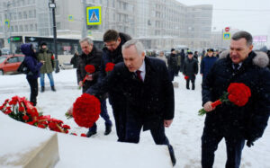 Губернатор Новосибирской области возложил цветы к бюсту Героя Советского Союза Александра Покрышкина