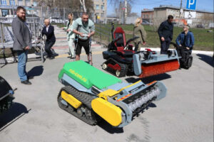 В Новосибирске ветераны СВО с инвалидностью посмотрели адаптивную спецтехнику