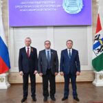 Андрей Травников и Андрей Шимкив вручили жителям государственные и региональные награды