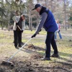 Андрей Травников вместе с новосибирцами вышел на субботник на Монумент Славы