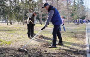 Андрей Травников вместе с новосибирцами вышел на субботник на Монумент Славы