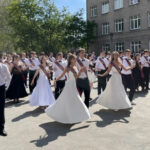 В школах Новосибирской области начались последние звонки