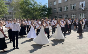 В школах Новосибирской области начались последние звонки
