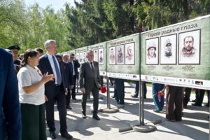 Губернатор Андрей Травников принял участие в празднике Победы