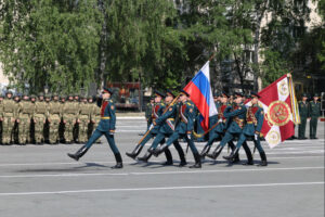 Юбилейный выпуск: Андрей Травников поздравил лейтенантов Новосибирского военного института