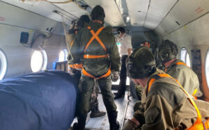 Новосибирские пожарные‑десантники помогают сдерживать огонь в Томской области