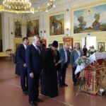 Андрей Травников посетил волонтерский центр и библиотеку православной духовной семинарии