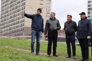 Новосибирцы озеленяют «Бугаков-парк»: высадят 400 кустарников и деревьев