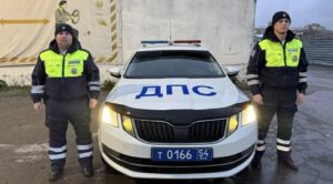 В Новосибирске автоинспекторы экстренно отвезли в больницу малыша с травмой головы